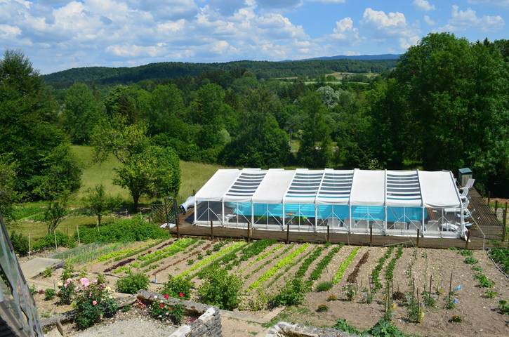 Cottage pour 3 personnes, avec piscine à Charézier