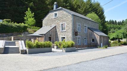 Location de vacances pour 9 personnes, avec jardin et terrasse à Gedinne