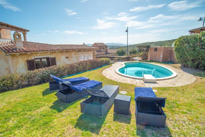 Villa mit privatem Pool und herrlichem Meerblick in Moriscu, Olbia