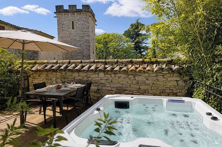 Maison de vacances pour 2 personnes, avec Jacuzzi et Terrasse ainsi que Jardin et Piscine à Carnas