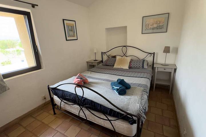 Location de vacances pour 5 personnes, avec jardin et piscine à Puyvert - 2