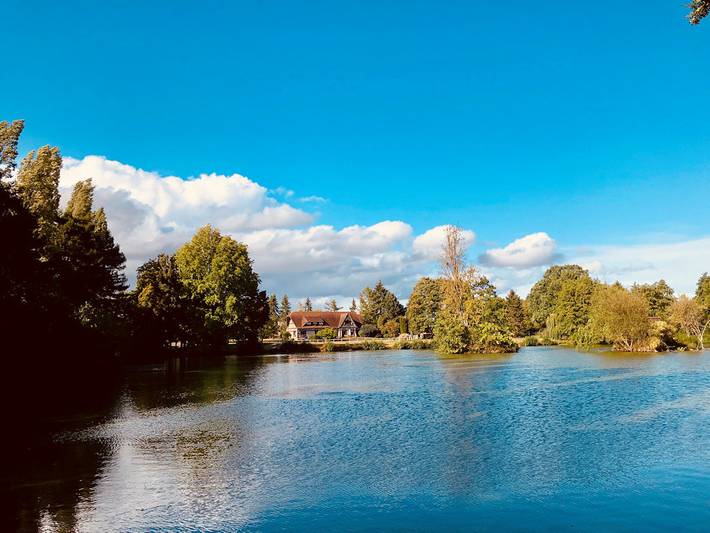 Gîte pour 6 personnes, avec piscine et jardin ainsi que terrasse et vue sur le lac, animaux acceptés dans Mayenne - 2