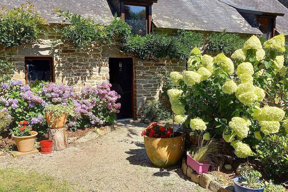 Cottage in local stone / between land and sea in Baye, Quimper region