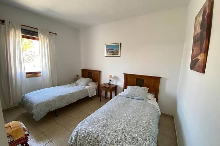 Villa in de buurt van de zee met verwarmd privézwembad, parkeerplaats, terras en barbecue. in Montaña Roja, Yaiza