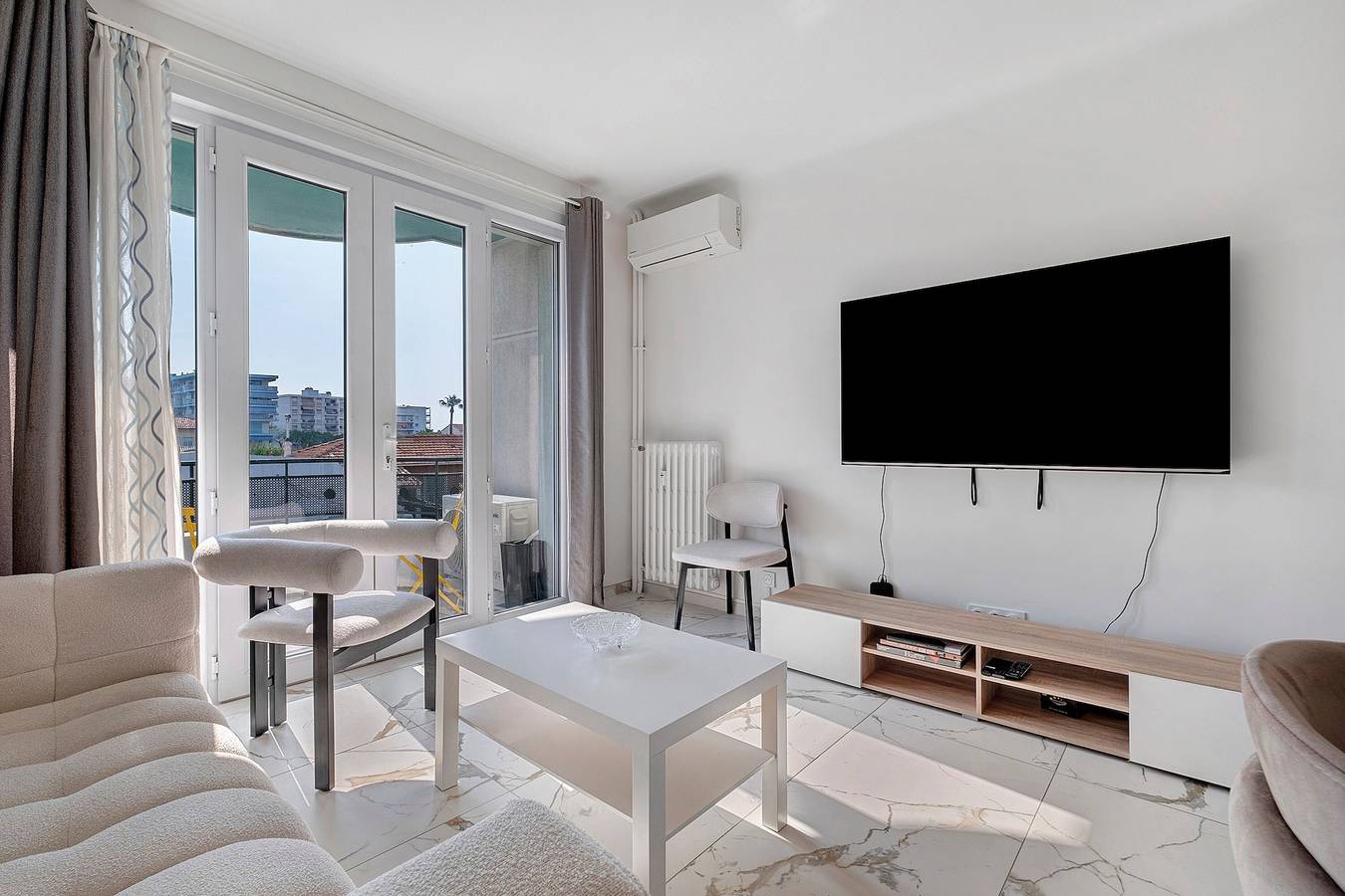Appartement entier, Appartement avec climatisation, 2 suites & 2 balcons près des plages in Cagnes-sur-Mer, Côte méditerranéenne (France)