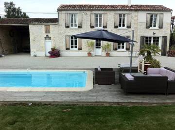 Location de vacances pour 9 personnes, avec jardin et terrasse à Varzay