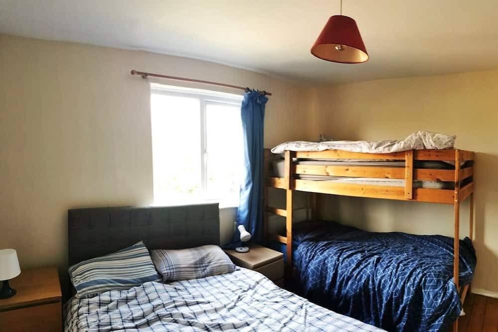 Huge 6 bedroom house, near beach, cliffs & Old Town, 180 square meters in Hastings, Sussex Oriental