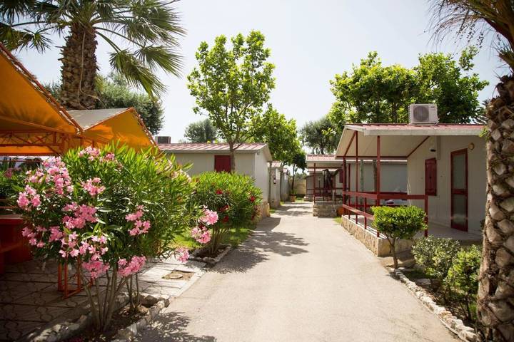 Parc de vacances pour 4 personnes, avec jardin à Zapponeta