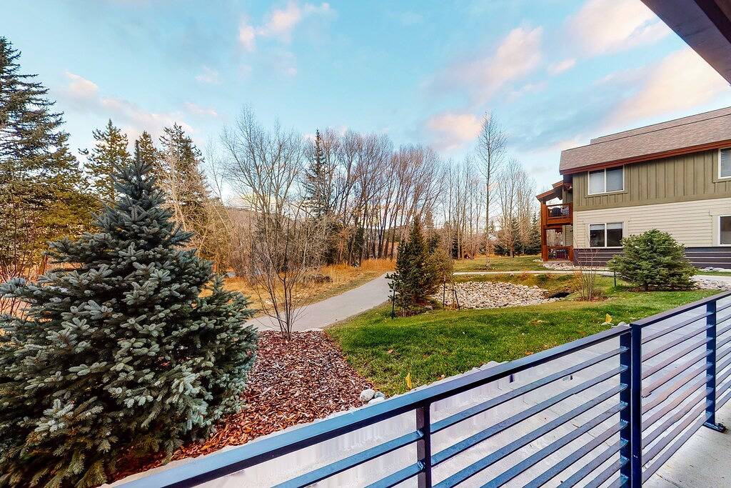 Ganze Wohnung, Ground-Floor, Riverfront Getaway with a Gas Fireplace, Wifi, & Furnished Patio in Silverthorne, Arapaho and Roosevelt National Forests