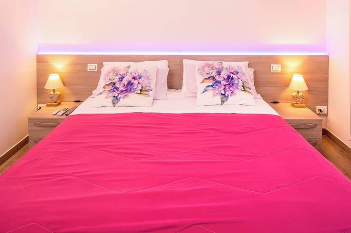 Entire apartment, Millyholidays•It Lillà Vacation Rental - Downtown - Nearby Beach - Private Garden - Spa Pool in Bardolino, Garda Mountains