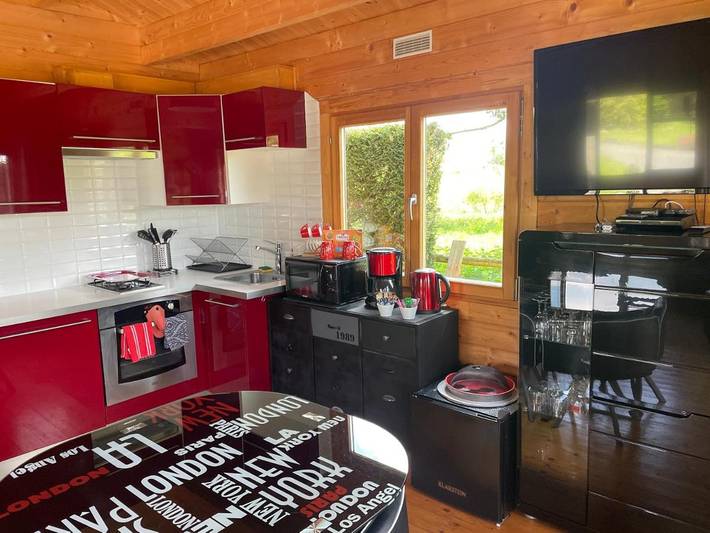 Location de vacances pour 4 personnes, avec piscine ainsi que vue et jardin à Isigny-le-Buat - 4