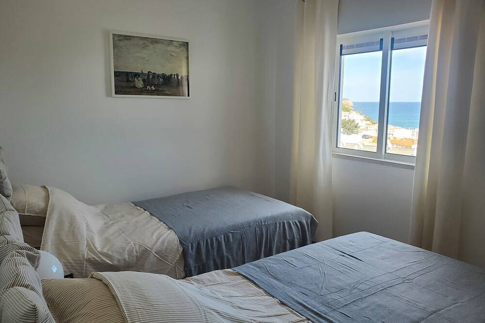 Ganze Wohnung, 3 bedroom apartment Salema Amazing sea view Shared pool Beach 5 min walk in Praia da Salema, Naturpark Südwest-Alentejo und Costa Vicentina