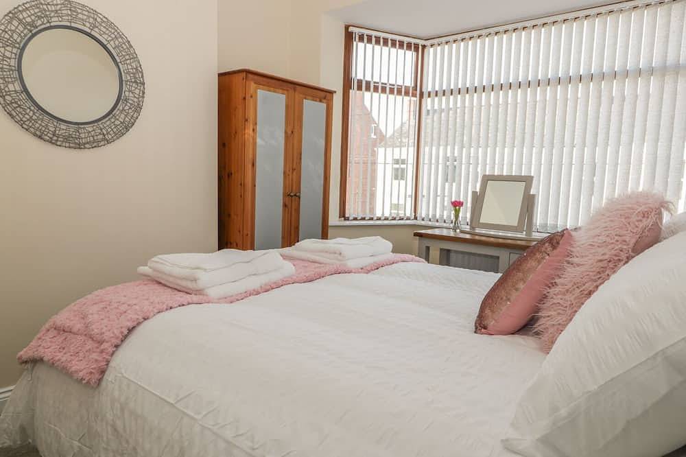204 Sea View House, pet friendly, with open fire in Marske-By-The-Sea in Redcar and Cleveland