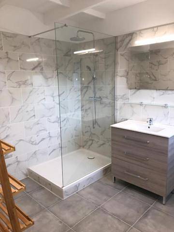 Appartement entier, One-Bedroom Apartment in Auriol, Côte méditerranéenne (France)
