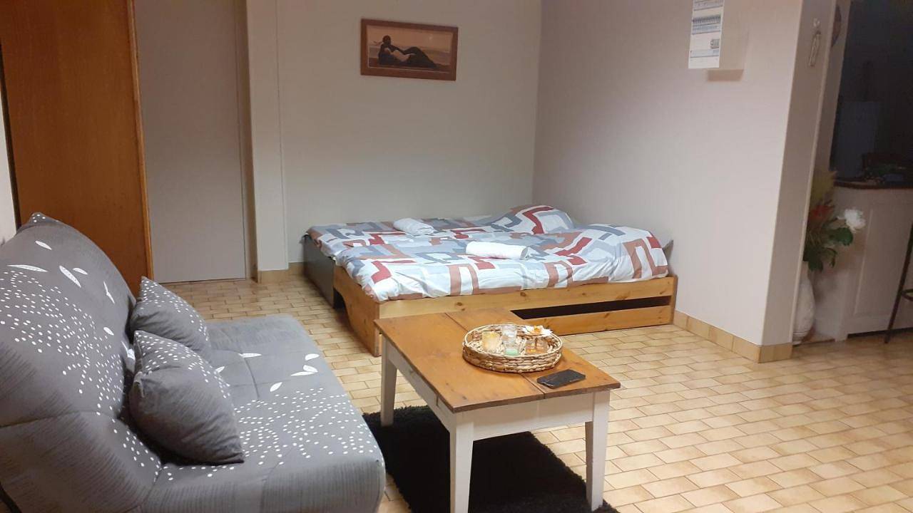 Appartement entier, One-Bedroom Apartment in Saint-Martin-du-Mont, Jura Francais