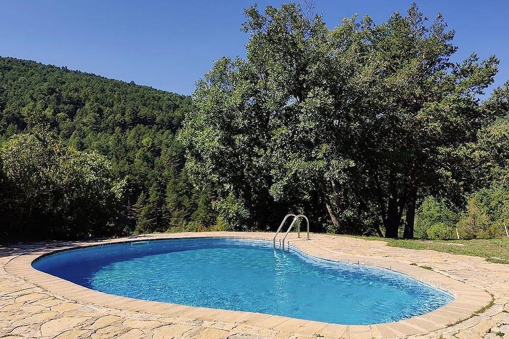 Una fantástica casa de vacaciones, Piscina privada y barbacoa. Wi-Fi in Coll de Nargó, Pirineos