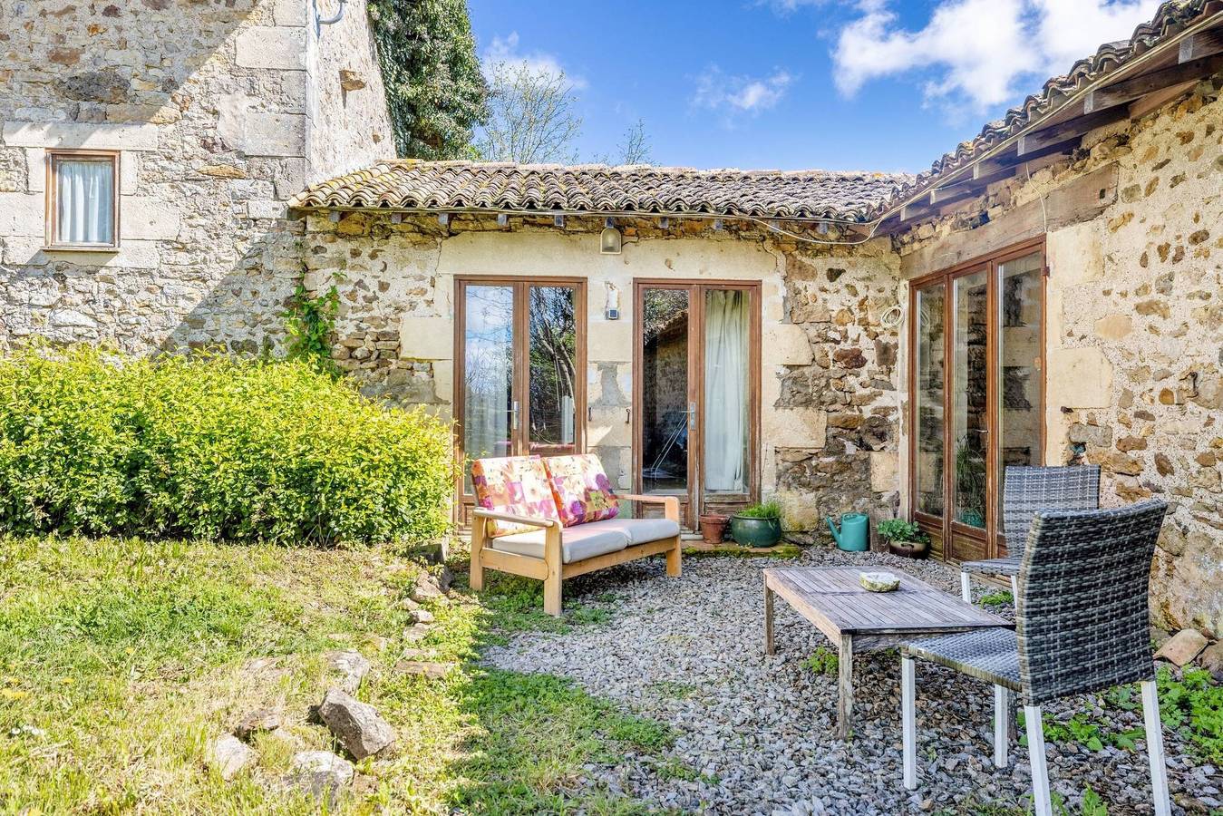 Gîte Des Martins-pêcheurs met gedeeld zwembad, privéterras en wifi in Sanxay, Vienne