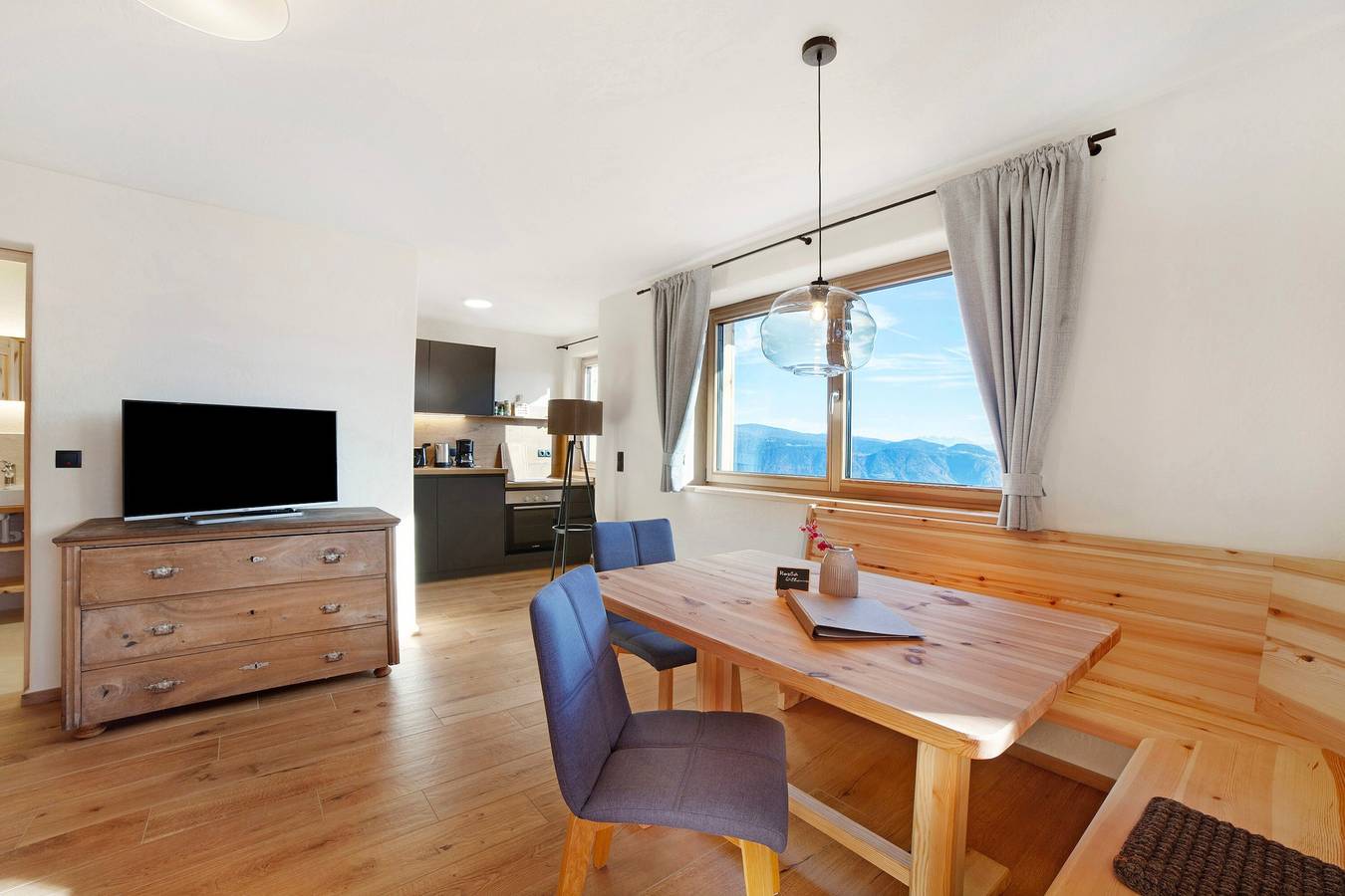 Entire apartment, Apartment 'Waldele Bichl Hauserhof' with Mountain View, Private Terrace and Wi-Fi in Algund, Texel Group