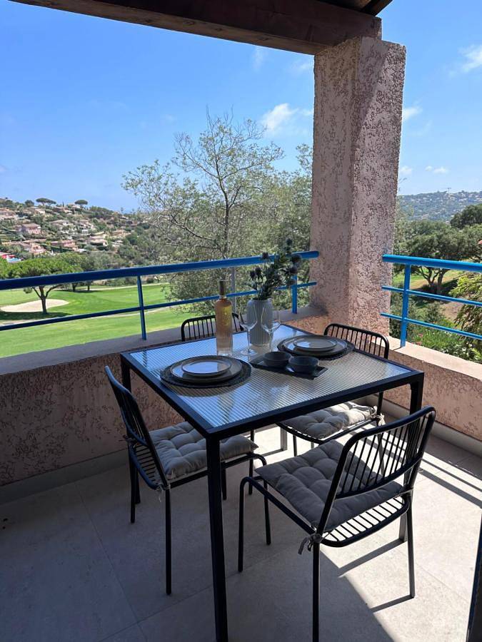 Location de vacances pour 5 personnes, avec balcon ainsi que piscine et vue dans Golf Bluegreen Sainte-Maxime - 2