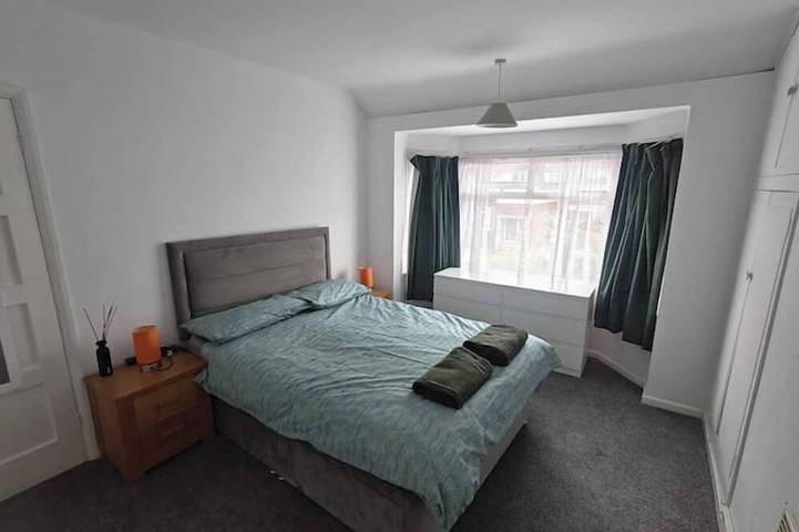 Entire 3-bed home with parking near uni & hospital in Guildford, Surrey