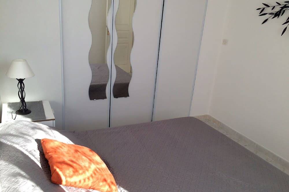 Entire apartment, At 6km from St Cyr sur Mer and with free Parking 100m from the beach of St Cyr. in La Cadière-d'Azur, Toulon region