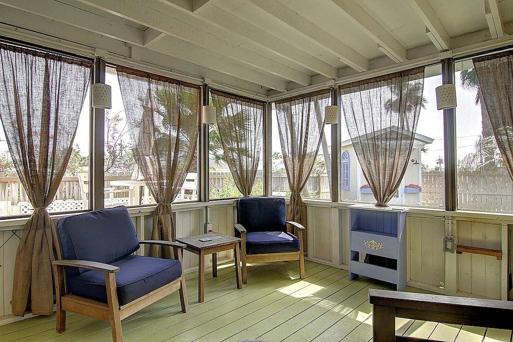 Romantisches Märchenbuchhäuschen in den Bougainvilleen der Altstadt Port A! in Port Aransas, Mustang Island