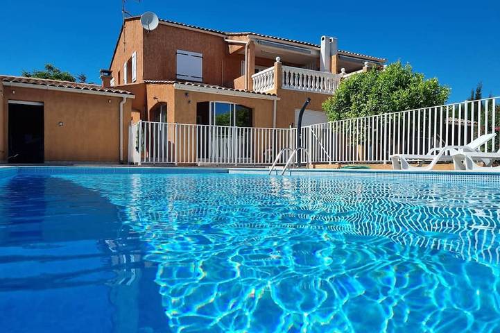 Gîte pour 4 personnes, avec jardin ainsi que piscine et balcon à Caux