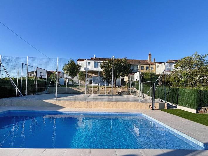 Apartamento para 13 personas, con Balcón y Terraza además de Jardín y Piscina en Ribadavia