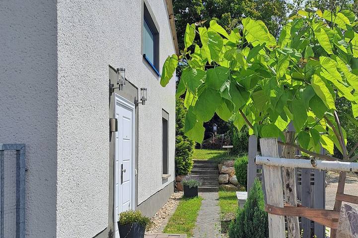 Ferienwohnung für 3 Personen, mit Terrasse und Garten in Borna