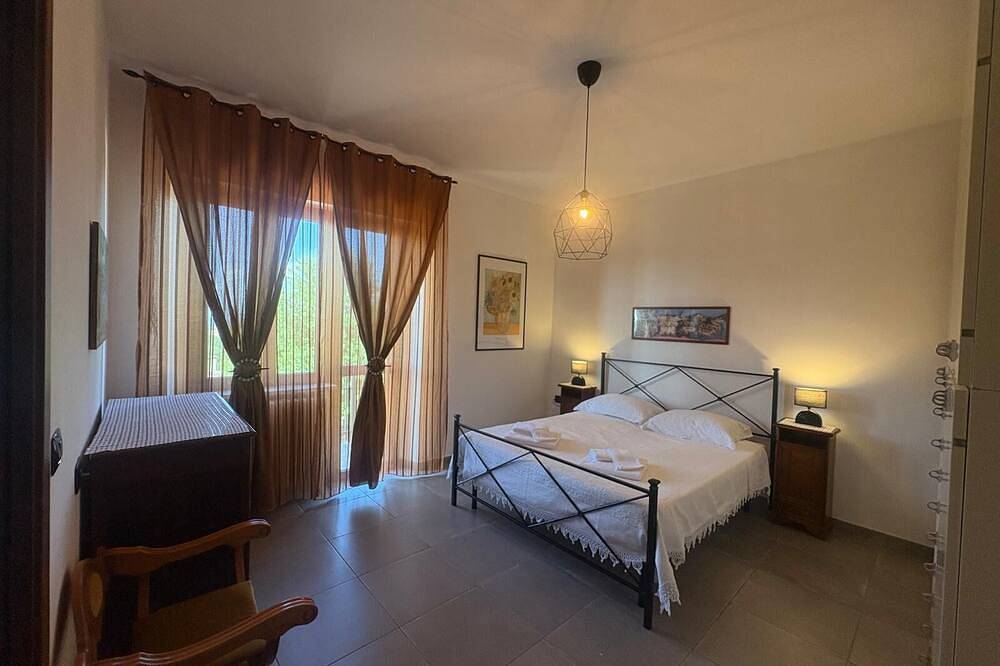 Geheel appartement, Langhe da Cartolina Accommodation with 6 beds plus a crib. in Mango , Langhe