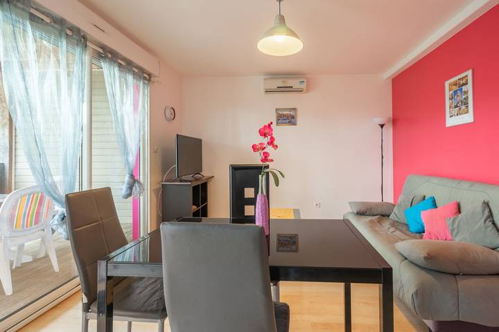 Apartamento entero, Apartamento 'Le Clos Du Champ De L'Amour - Rochefort' con piscina privada, Wi-Fi y aire acondicionado in Saint-Simon-de-Bordes, Región de Jonzac