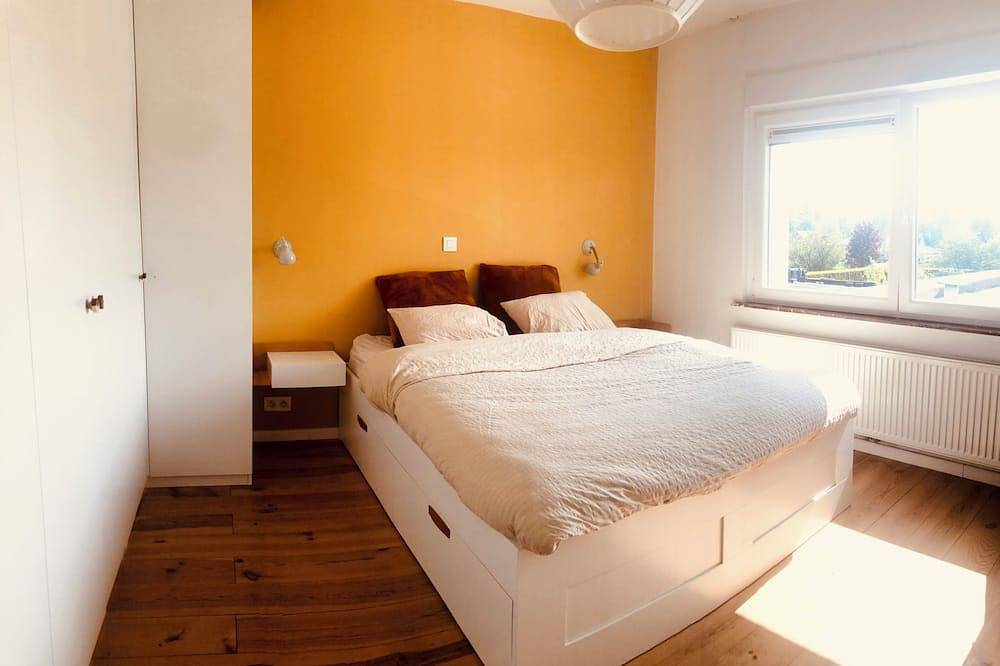 Large family home, heated and secure swimming pool, near Brussels in Overijse, Flämisch-Brabant