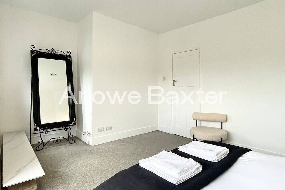 Stylish 3-Bedroom Garden Home | Ac | Contractors in Elstree and Borehamwood, Hertfordshire