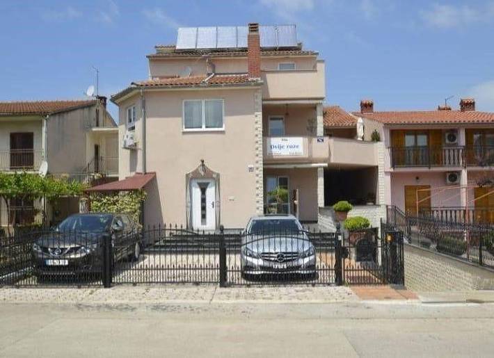 Ferienwohnung für 2 Personen, mit Sauna und Garten sowie Terrasse und Pool in Fazana