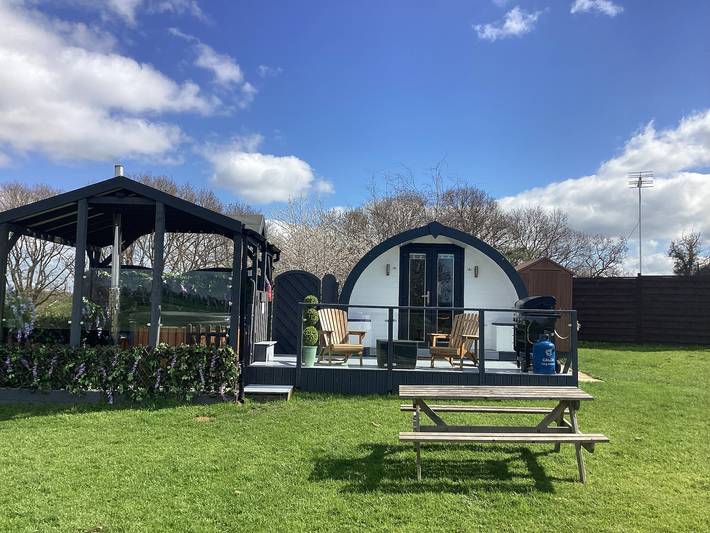 Hut for 2 people, with hot tub, with pets - 1