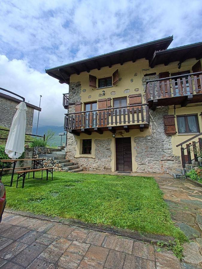 Location de vacances pour 4 personnes, avec Balcon ainsi que Jardin et Vue à Demonte
