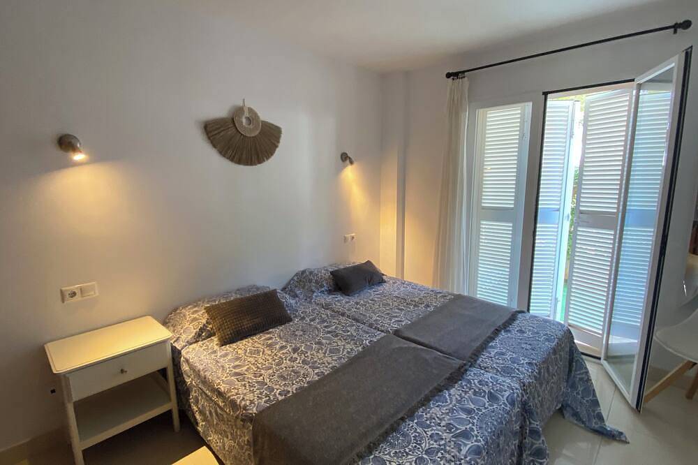 Entire apartment, Sunny Gardenia Apt- Pool-nr Beach-2 bedroom-2 bathroom-Ac-Wifi-Private Sunbeds in Cala Bona, Son Servera