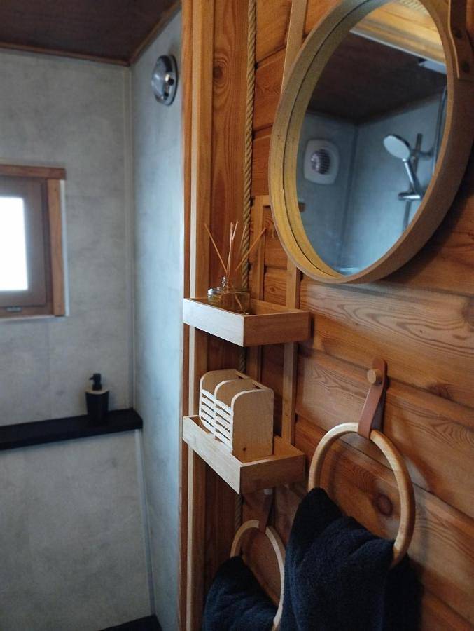 Bateau pour 2 personnes, avec vue sur le lac ainsi que terrasse et vue dans les Pays de la Loire - 3