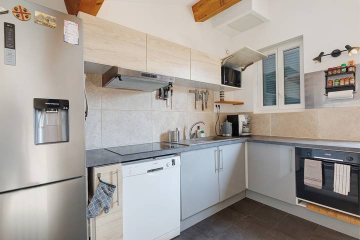 Entire apartment, Apartment 'Appartement Terrasse Sur Le Port' with Private Terrace, Balcony and Wi-Fi in La Seyne-sur-Mer, Mediterranean Coast (France)