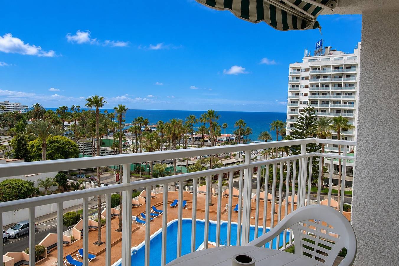 Ganze Wohnung, Ferienwohnung 'Acapulco Beach' mit Meerblick, Gemeinschaftspool und Wlan in San Eugenio Alto, Adeje