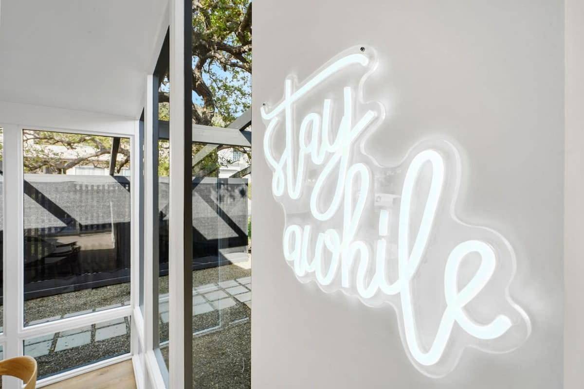 Malibu Beach House by Stay Awhile Villas in Malibú, Los Angeles County