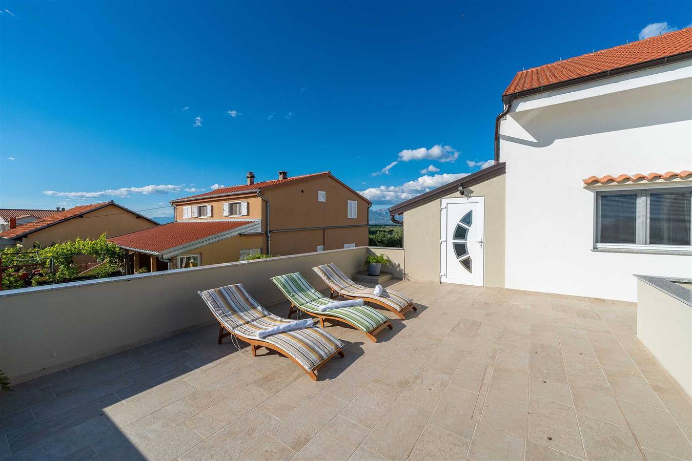 Ganze Wohnung, Ema's Olive Garden Apt 1 - Nur für Familien 4+2 in Poličnik, Zadar