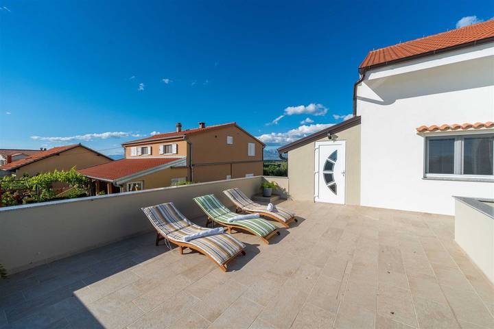 Ganze Wohnung, Ema's Olive Garden Apt 1 - Nur für Familien 4+2 in Poličnik, Zadar