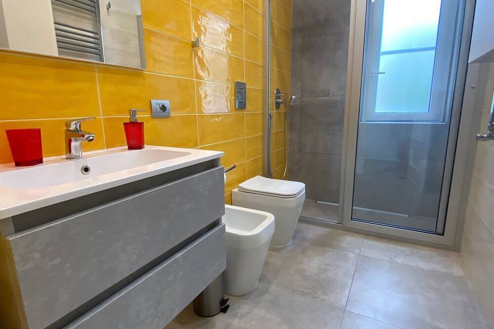 Entire apartment, Cozy villa with garden a 5-minute walk from Chiaiolella beach in Procida, Naples Province
