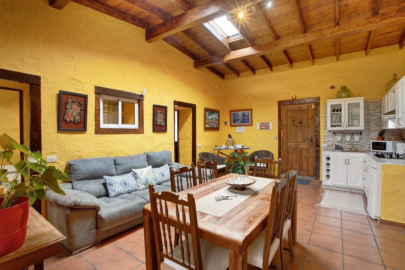 Vacation Home "Casa Candelaria" with Views of El Teide, Private Pool & Wi-Fi in Cruz del Roque, Arico