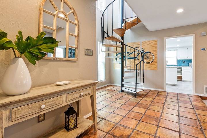 Vacation rental for 12 people, with yard in Grand Prairie