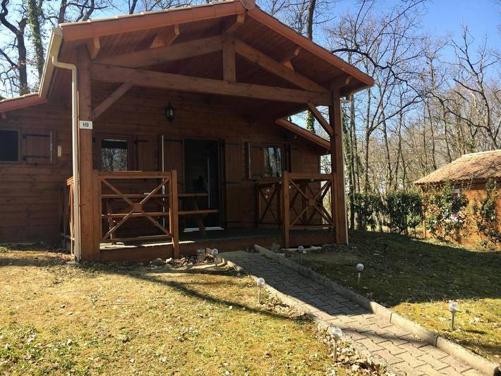 Camping pour 6 personnes, avec terrasse et jardin ainsi que piscine et vue