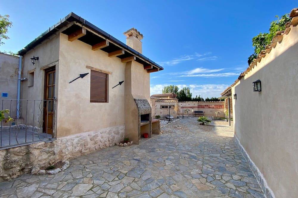 Country House 'La Mambla De La Ribera 2' with Mountain View, Shared Garden and Wi-Fi in Ribera del Duero, Mambrilla de Castrejón