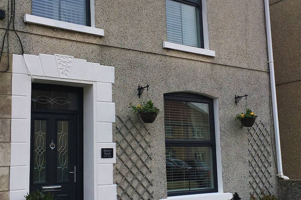 Welcoming family holiday home close to sea, beach,  activities and country park in Burry Port, Carmarthenshire