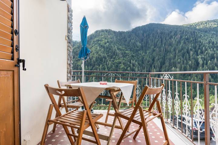 Entire apartment, Apartment 'Casa Al Sole' with Mountain View, Balcony and Wi-Fi in Bresimo, Ortler Alps